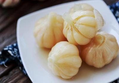 醋泡大蒜杀菌开胃，但有两类人群吃会适得其反