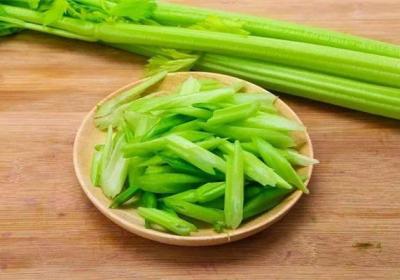 吃芹菜千万不要把芹菜叶和根扔掉了