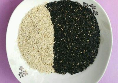 黑芝麻和白芝麻有什么区别，他们的营养成分有什么不同？