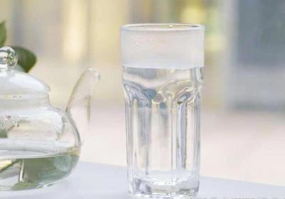早上口渴硬是刷完牙才敢喝水，早上不刷牙就喝水=喝细菌？带你纠正这些误区