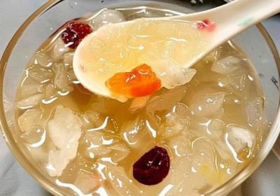 银耳莲子羹的功效与作用、禁忌和食用方法