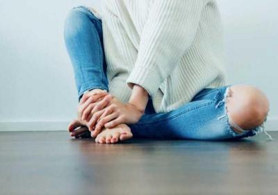 为何女性经常手脚冰冷？可能与这些因素有关