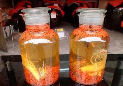 枸杞酒有什么功效作用呢？适合哪些人群饮用？