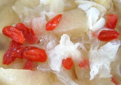 银耳炖白花蛇舌草的食疗方及制作方法