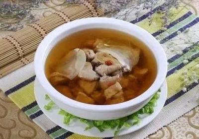 补虚养身调理适合喝乳鸽银耳汤