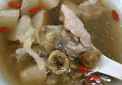 无花果炖瘦肉汤能有效的治疗慢性肠炎